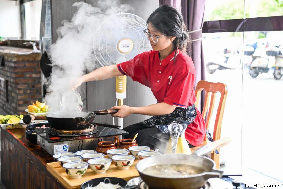全网追的“扁担女孩”，找了一份暑假工，时薪12元 - 金华生活资讯 - 金华28生活网 jh.28life.net